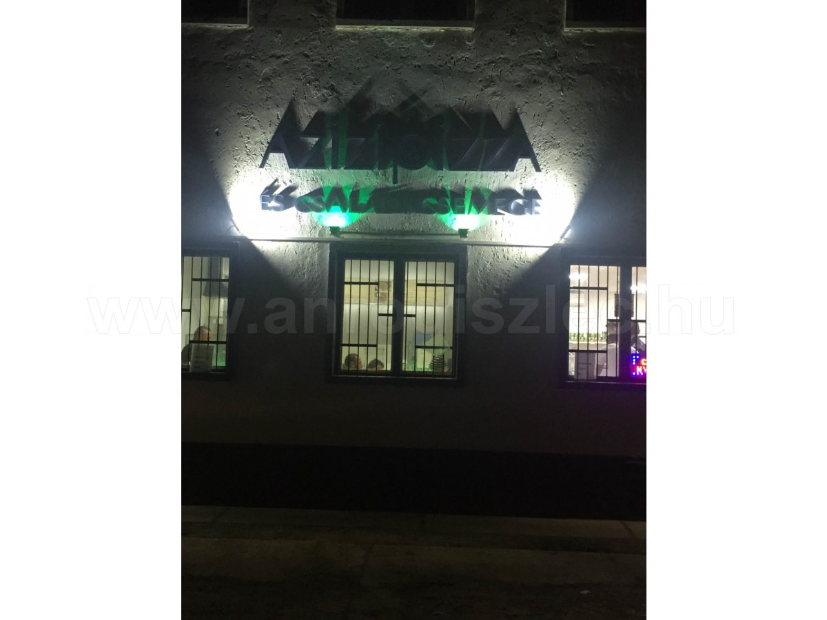 LED reflektoros cégtáblavilágítás Azizi Pizzéria Debrecen