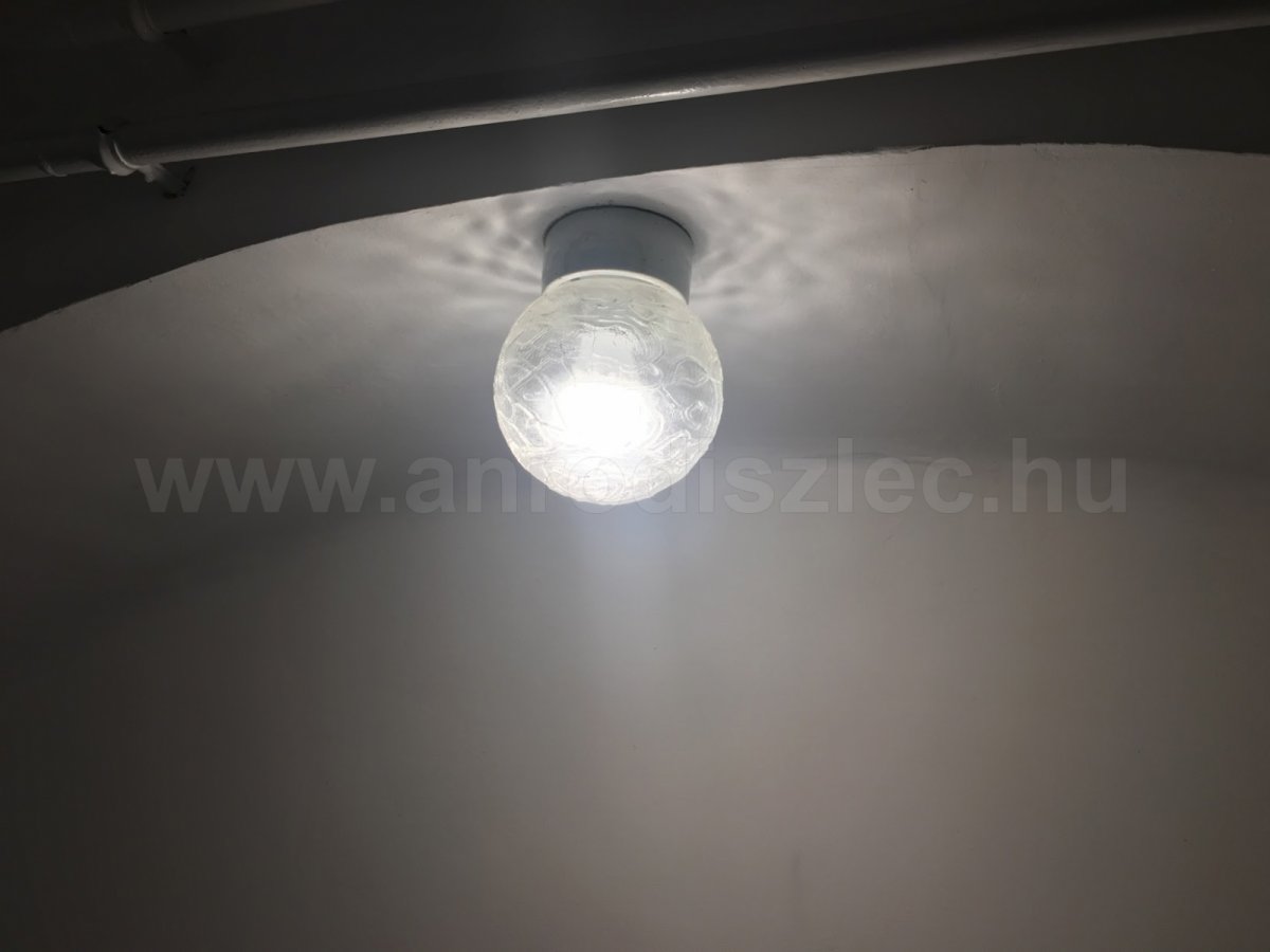 15W led égő zárt üvegburás fürdőszobai lámpában