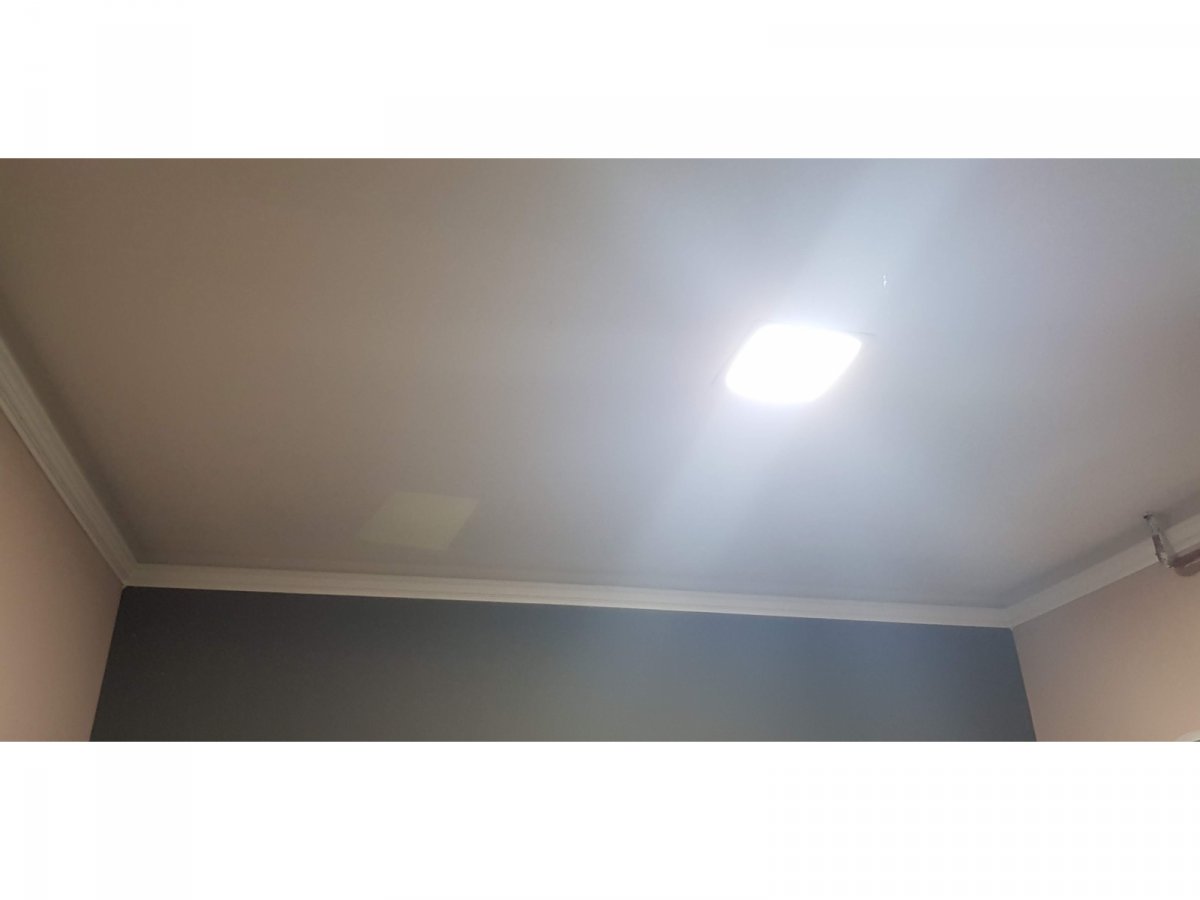 Az álmennyezetbe süllyesztett négyzet alakú led panel kiváló fényt ad