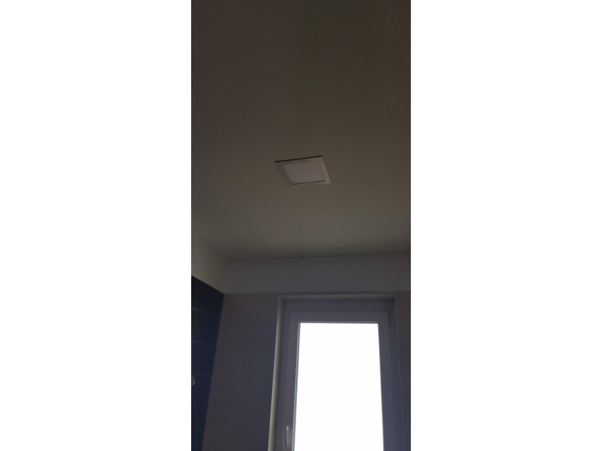 Fehér keretes 18W led panel, fehérre festett álmennyezetbe süllyesztve