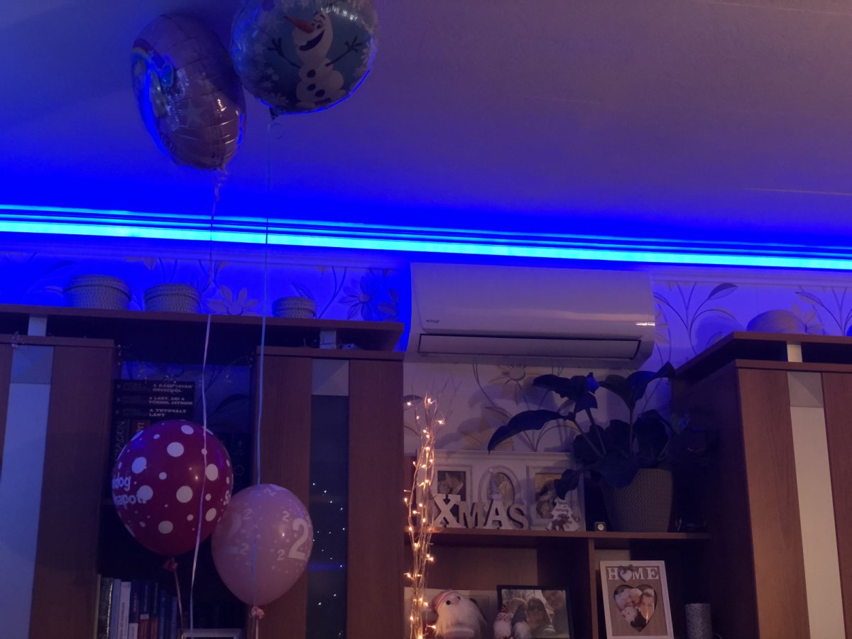 Az RGB LED szalag fényét egy távirányítóval tudjuk szabályozni, most kék fényt állítottunk be