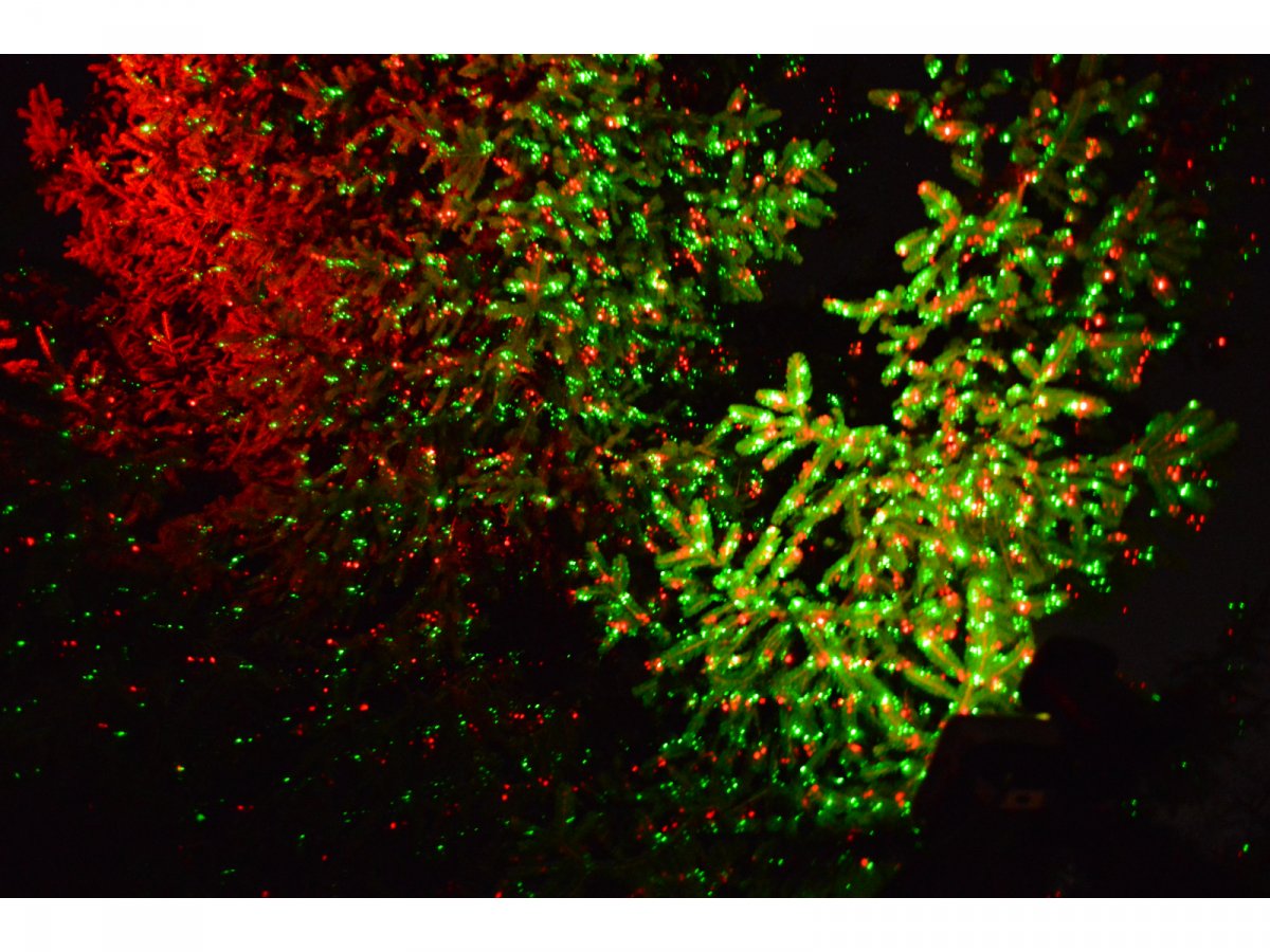 Kültéri fény díszek karácsonyra: piros fény az rgb led reflektorból, piros és zöld pötty a lézerfényből