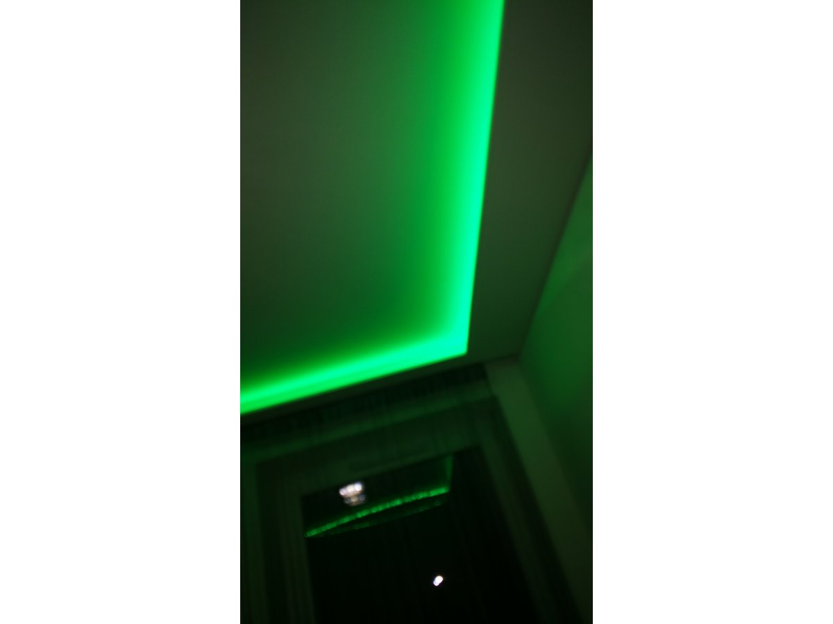 Zöld színűre állított rgb led szalag gipszkartonon 