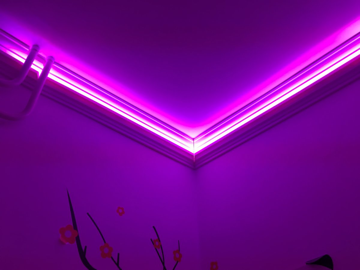 Fürdőszoba RGB világítás (lilás-rózsaszínes fény)